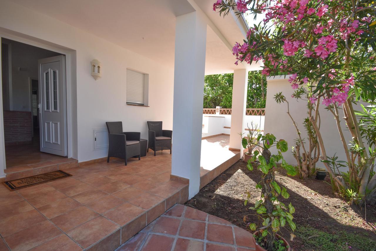 In The Second Line, Modern Beachfront Holiday Home In Costabella, Marbella Exterior photo