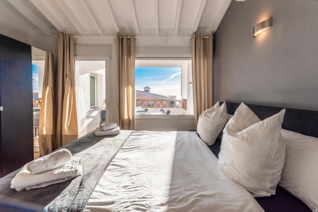 In The Second Line, Modern Beachfront Holiday Home In Costabella, Marbella Exterior photo