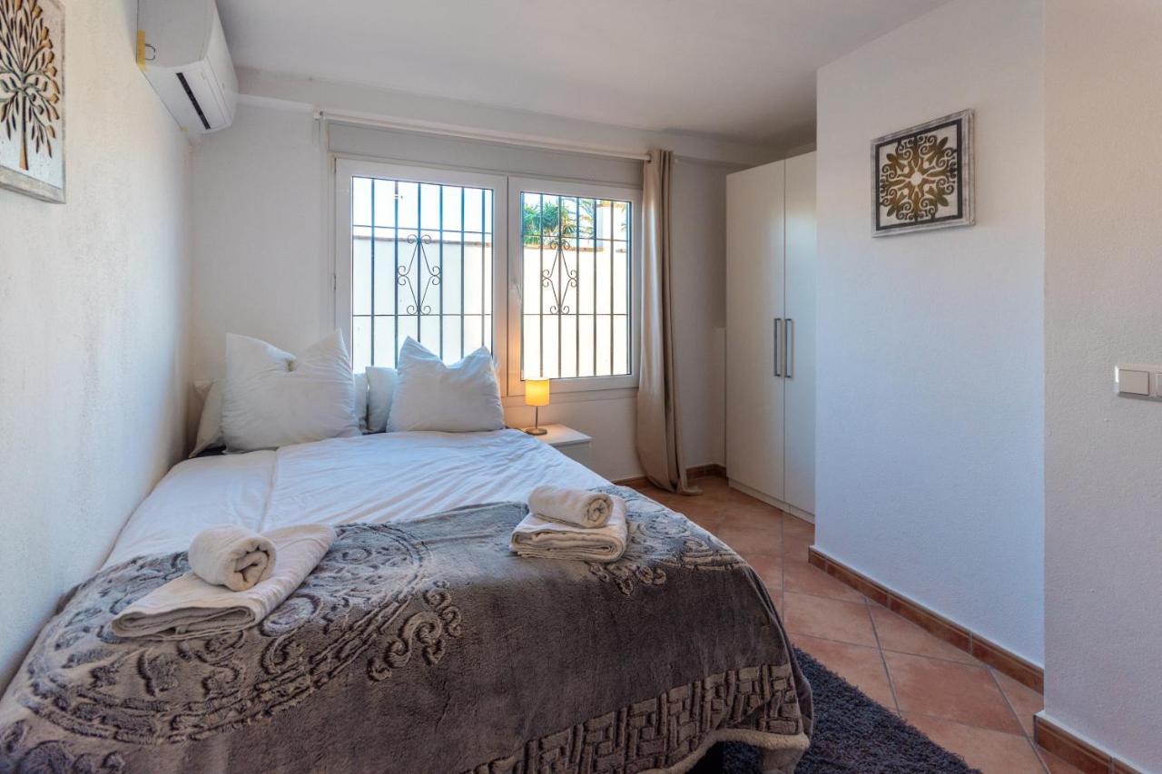 In The Second Line, Modern Beachfront Holiday Home In Costabella, Marbella Exterior photo
